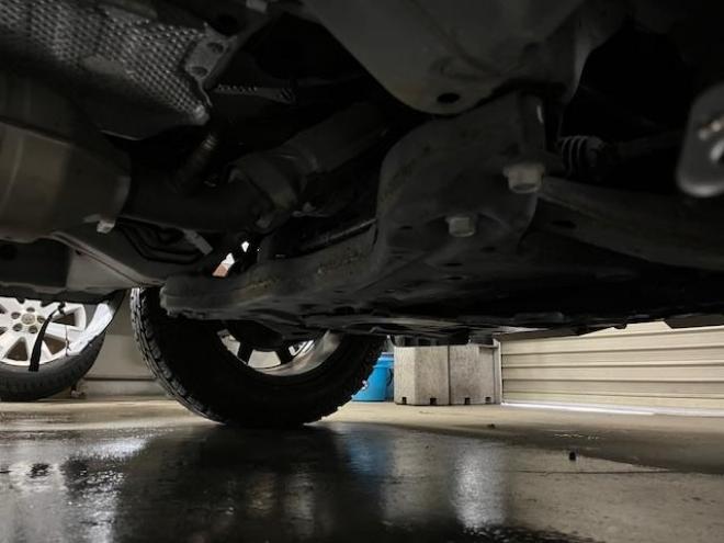 デリカＤ：５　Ｇパワーパッケージ　本州仕入　禁煙車　寒冷地仕様　エクストリーム１６ＡＷ＋ＧＲＩＰＭＡＸホワイトレター　新品ＪＡＯＳブラックマッドガード　純正１８ＡＷ＋スタッドレスタイヤ付　１２インチリアフリップダウンモニター　ＥＴＣ 4WD 2400 5Dr