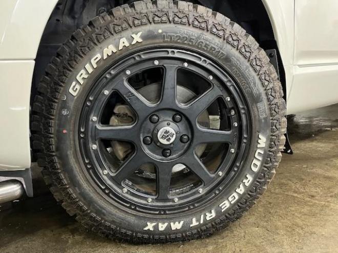 デリカＤ：５　Ｇパワーパッケージ　本州仕入　禁煙車　寒冷地仕様　エクストリーム１６ＡＷ＋ＧＲＩＰＭＡＸホワイトレター　新品ＪＡＯＳブラックマッドガード　純正１８ＡＷ＋スタッドレスタイヤ付　１２インチリアフリップダウンモニター　ＥＴＣ 4WD 2400 5Dr