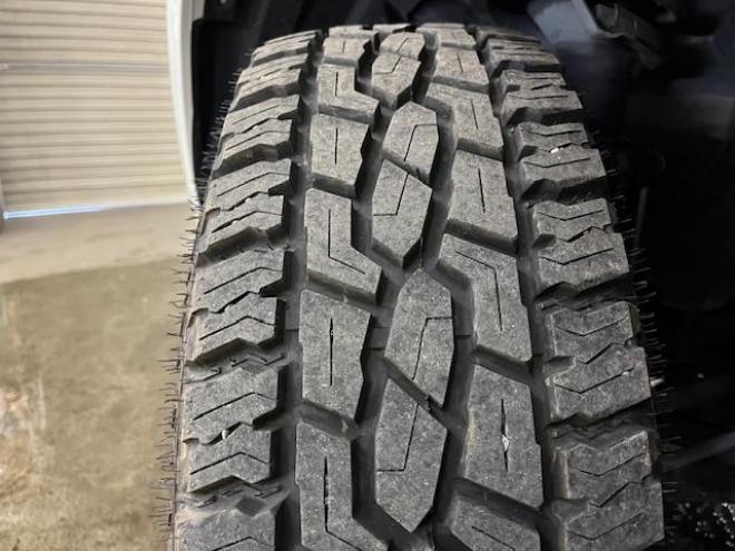 デリカＤ：５　Ｇパワーパッケージ　本州仕入　禁煙車　寒冷地仕様　エクストリーム１６ＡＷ＋ＧＲＩＰＭＡＸホワイトレター　新品ＪＡＯＳブラックマッドガード　純正１８ＡＷ＋スタッドレスタイヤ付　１２インチリアフリップダウンモニター　ＥＴＣ 4WD 2400 5Dr