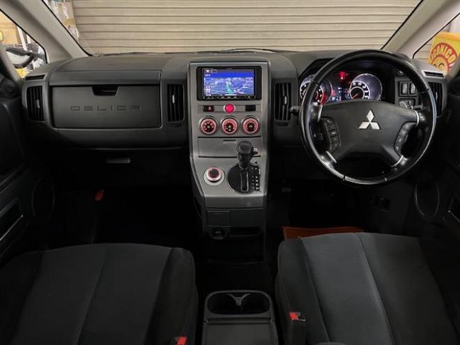 デリカＤ：５　Ｇパワーパッケージ　本州仕入　禁煙車　寒冷地仕様　エクストリーム１６ＡＷ＋ＧＲＩＰＭＡＸホワイトレター　新品ＪＡＯＳブラックマッドガード　純正１８ＡＷ＋スタッドレスタイヤ付　１２インチリアフリップダウンモニター　ＥＴＣ 4WD 2400 5Dr