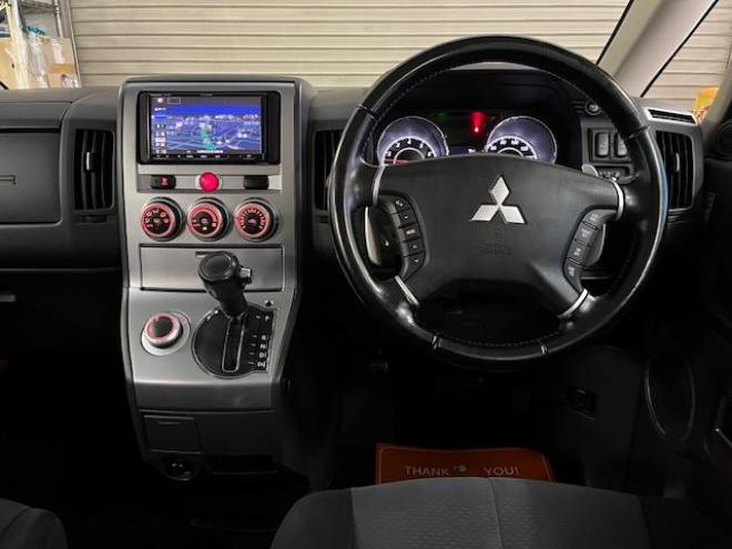 デリカＤ：５　Ｇパワーパッケージ　本州仕入　禁煙車　寒冷地仕様　エクストリーム１６ＡＷ＋ＧＲＩＰＭＡＸホワイトレター　新品ＪＡＯＳブラックマッドガード　純正１８ＡＷ＋スタッドレスタイヤ付　１２インチリアフリップダウンモニター　ＥＴＣ 4WD 2400 5Dr