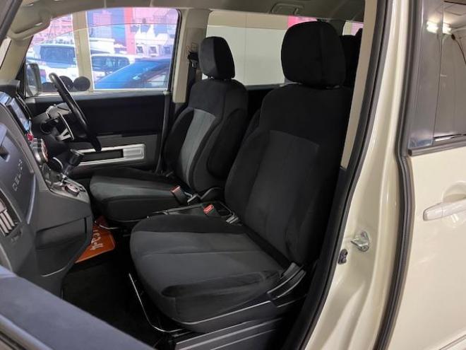 デリカＤ：５　Ｇパワーパッケージ　本州仕入　禁煙車　寒冷地仕様　エクストリーム１６ＡＷ＋ＧＲＩＰＭＡＸホワイトレター　新品ＪＡＯＳブラックマッドガード　純正１８ＡＷ＋スタッドレスタイヤ付　１２インチリアフリップダウンモニター　ＥＴＣ 4WD 2400 5Dr