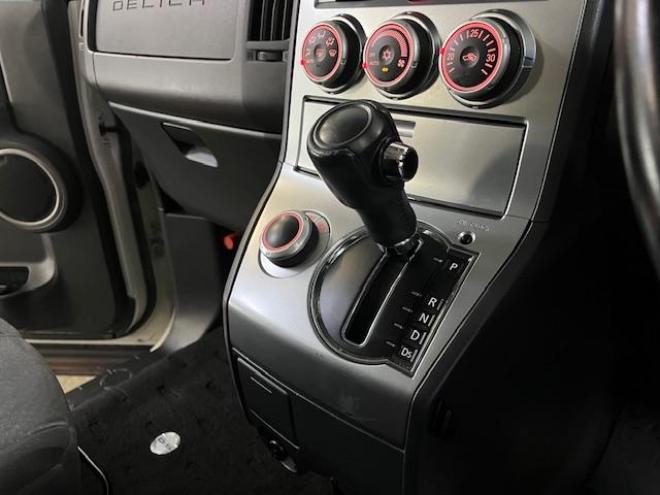 デリカＤ：５　Ｇパワーパッケージ　本州仕入　禁煙車　寒冷地仕様　エクストリーム１６ＡＷ＋ＧＲＩＰＭＡＸホワイトレター　新品ＪＡＯＳブラックマッドガード　純正１８ＡＷ＋スタッドレスタイヤ付　１２インチリアフリップダウンモニター　ＥＴＣ 4WD 2400 5Dr