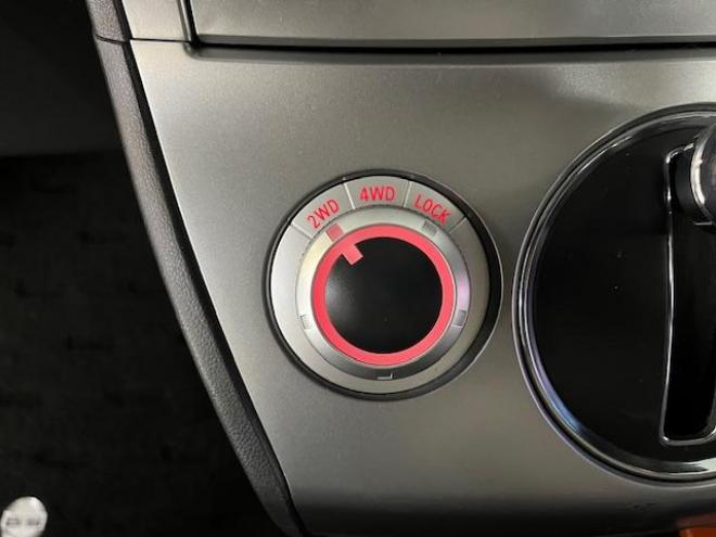 デリカＤ：５　Ｇパワーパッケージ　本州仕入　禁煙車　寒冷地仕様　エクストリーム１６ＡＷ＋ＧＲＩＰＭＡＸホワイトレター　新品ＪＡＯＳブラックマッドガード　純正１８ＡＷ＋スタッドレスタイヤ付　１２インチリアフリップダウンモニター　ＥＴＣ 4WD 2400 5Dr