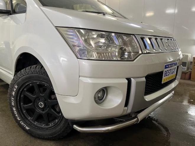 デリカＤ：５　Ｇパワーパッケージ　本州仕入　禁煙車　寒冷地仕様　エクストリーム１６ＡＷ＋ＧＲＩＰＭＡＸホワイトレター　新品ＪＡＯＳブラックマッドガード　純正１８ＡＷ＋スタッドレスタイヤ付　１２インチリアフリップダウンモニター　ＥＴＣ 4WD 2400 5Dr