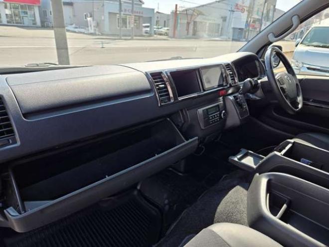 ハイエースバン2.7 スーパーGL ダークプライム ワイド ミドルルーフ ロングボディ 4WD　寒冷地仕様　パワスラ　リアヒーター&クーラー　プッシュスタート　スマートキー　ウッドコンビステアリング&シフトノブ　ハーフレザーシート　ドラレコ　バックカメラ　ETC　メモリナビ　フルセグTV　Bluetooth 2700