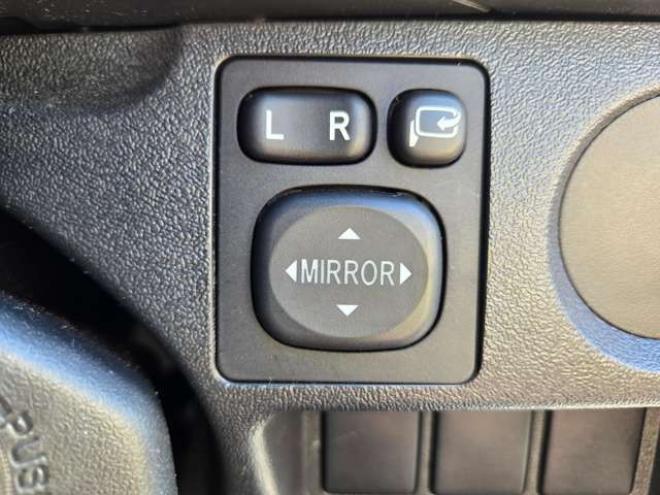 レジアスエース3.0 DX ロングボディ ディーゼルターボ 4WD　寒冷地仕様　リアヒーター　キーレス　マルチユースシートバックコンソール　フロントアンダーミラー　電動格納ミラー　パワーヒート　デイライト　純正オーディオ　FM/AM　AUX　バックカメラ 3000