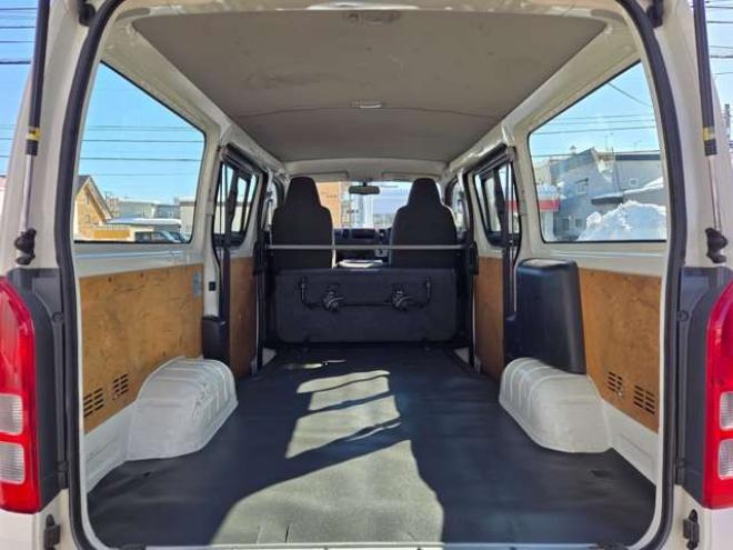 レジアスエース3.0 DX ロングボディ ディーゼルターボ 4WD　寒冷地仕様　リアヒーター　キーレス　マルチユースシートバックコンソール　フロントアンダーミラー　電動格納ミラー　パワーヒート　デイライト　純正オーディオ　FM/AM　AUX　バックカメラ 3000