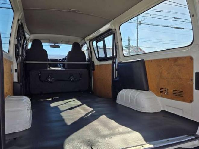 レジアスエース3.0 DX ロングボディ ディーゼルターボ 4WD　寒冷地仕様　リアヒーター　キーレス　マルチユースシートバックコンソール　フロントアンダーミラー　電動格納ミラー　パワーヒート　デイライト　純正オーディオ　FM/AM　AUX　バックカメラ 3000