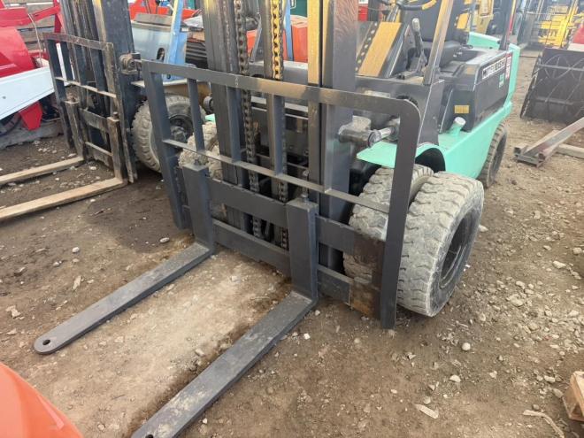 フォークリフト全塗装済！三菱 FD20 2トンディーゼル ダブルタイヤ