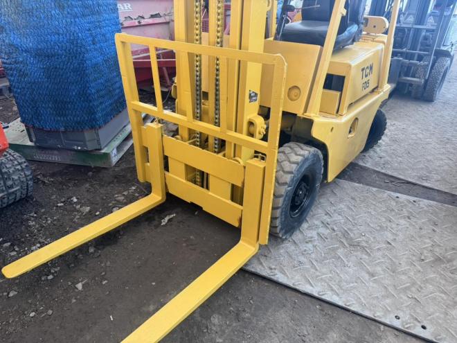 フォークリフト全塗装済！TCM FD15Z3 1.5トンフォークリフト 
