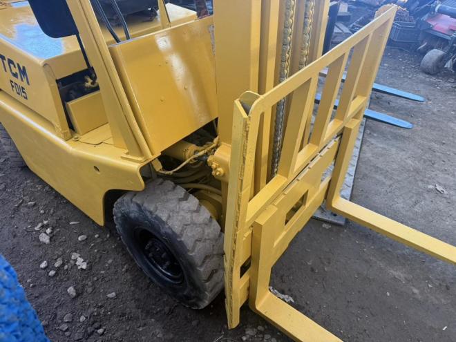 フォークリフト全塗装済！TCM FD15Z3 1.5トンフォークリフト 