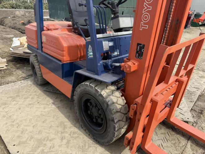 フォークリフトサイドシフト付き！トヨタ 5FD30 3トンディーゼル 全塗装済