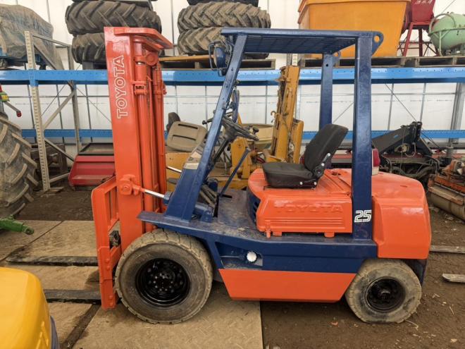 フォークリフト全塗装済！トヨタ 3FGL25 2.5トン ガソリン 
