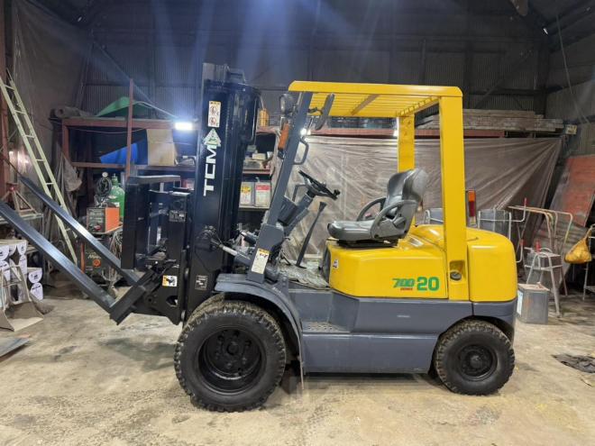 フォークリフト全塗装済！ヒンジ付き TCM FG20N16 2トンガソリン ダブルタイヤ