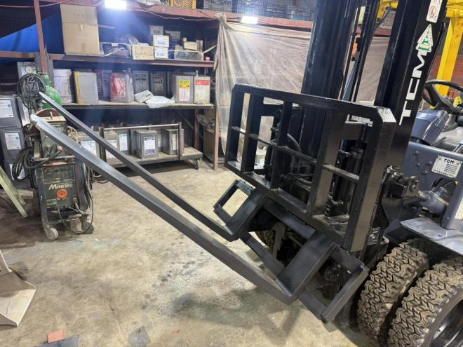 フォークリフト全塗装済！ヒンジ付き TCM FG20N16 2トンガソリン ダブルタイヤ