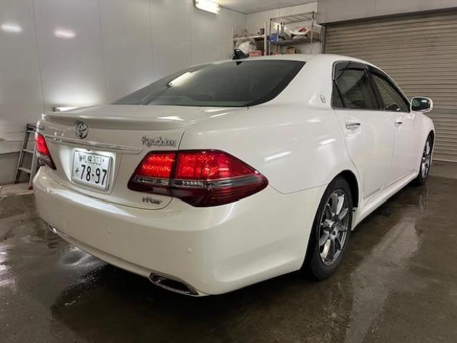 クラウンロイヤルサルーン　ｉ－Ｆｏｕｒ　Ｕパッケージ　寒冷地仕様　禁煙車　純正レザーシート　社外１７インチＡＷ　純正１６ＡＷ＋スタッドレスタイヤ付　純正ＨＤＤナビ　フルセグ地デジ　ＤＶＤ再生　Ｂｌｕｅｔｏｏｔｈオーディオ　バックカメラ　両席シートヒーター 4WD 3000 4Dr