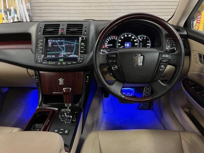 クラウンロイヤルサルーン　ｉ－Ｆｏｕｒ　Ｕパッケージ　寒冷地仕様　禁煙車　純正レザーシート　社外１７インチＡＷ　純正１６ＡＷ＋スタッドレスタイヤ付　純正ＨＤＤナビ　フルセグ地デジ　ＤＶＤ再生　Ｂｌｕｅｔｏｏｔｈオーディオ　バックカメラ　両席シートヒーター 4WD 3000 4Dr