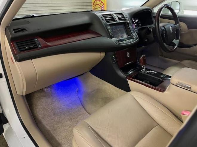 クラウンロイヤルサルーン　ｉ－Ｆｏｕｒ　Ｕパッケージ　寒冷地仕様　禁煙車　純正レザーシート　社外１７インチＡＷ　純正１６ＡＷ＋スタッドレスタイヤ付　純正ＨＤＤナビ　フルセグ地デジ　ＤＶＤ再生　Ｂｌｕｅｔｏｏｔｈオーディオ　バックカメラ　両席シートヒーター 4WD 3000 4Dr