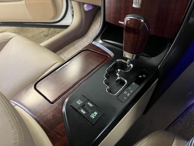 クラウンロイヤルサルーン　ｉ－Ｆｏｕｒ　Ｕパッケージ　寒冷地仕様　禁煙車　純正レザーシート　社外１７インチＡＷ　純正１６ＡＷ＋スタッドレスタイヤ付　純正ＨＤＤナビ　フルセグ地デジ　ＤＶＤ再生　Ｂｌｕｅｔｏｏｔｈオーディオ　バックカメラ　両席シートヒーター 4WD 3000 4Dr