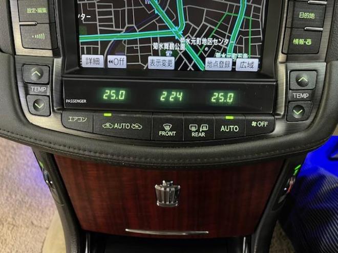 クラウンロイヤルサルーン　ｉ－Ｆｏｕｒ　Ｕパッケージ　寒冷地仕様　禁煙車　純正レザーシート　社外１７インチＡＷ　純正１６ＡＷ＋スタッドレスタイヤ付　純正ＨＤＤナビ　フルセグ地デジ　ＤＶＤ再生　Ｂｌｕｅｔｏｏｔｈオーディオ　バックカメラ　両席シートヒーター 4WD 3000 4Dr