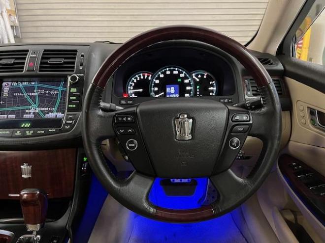 クラウンロイヤルサルーン　ｉ－Ｆｏｕｒ　Ｕパッケージ　寒冷地仕様　禁煙車　純正レザーシート　社外１７インチＡＷ　純正１６ＡＷ＋スタッドレスタイヤ付　純正ＨＤＤナビ　フルセグ地デジ　ＤＶＤ再生　Ｂｌｕｅｔｏｏｔｈオーディオ　バックカメラ　両席シートヒーター 4WD 3000 4Dr