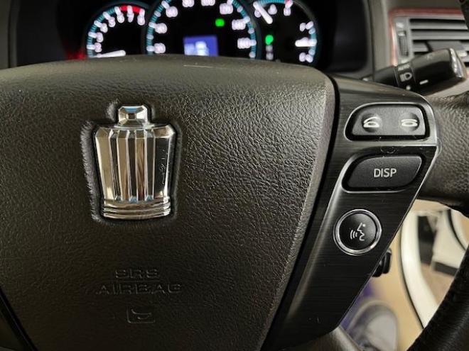 クラウンロイヤルサルーン　ｉ－Ｆｏｕｒ　Ｕパッケージ　寒冷地仕様　禁煙車　純正レザーシート　社外１７インチＡＷ　純正１６ＡＷ＋スタッドレスタイヤ付　純正ＨＤＤナビ　フルセグ地デジ　ＤＶＤ再生　Ｂｌｕｅｔｏｏｔｈオーディオ　バックカメラ　両席シートヒーター 4WD 3000 4Dr