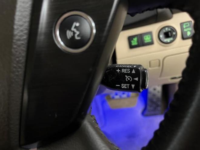 クラウンロイヤルサルーン　ｉ－Ｆｏｕｒ　Ｕパッケージ　寒冷地仕様　禁煙車　純正レザーシート　社外１７インチＡＷ　純正１６ＡＷ＋スタッドレスタイヤ付　純正ＨＤＤナビ　フルセグ地デジ　ＤＶＤ再生　Ｂｌｕｅｔｏｏｔｈオーディオ　バックカメラ　両席シートヒーター 4WD 3000 4Dr