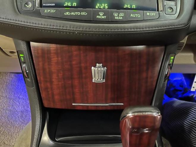 クラウンロイヤルサルーン　ｉ－Ｆｏｕｒ　Ｕパッケージ　寒冷地仕様　禁煙車　純正レザーシート　社外１７インチＡＷ　純正１６ＡＷ＋スタッドレスタイヤ付　純正ＨＤＤナビ　フルセグ地デジ　ＤＶＤ再生　Ｂｌｕｅｔｏｏｔｈオーディオ　バックカメラ　両席シートヒーター 4WD 3000 4Dr