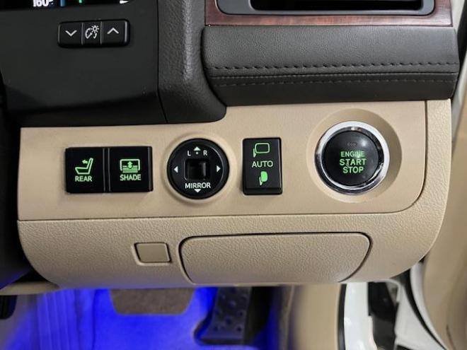 クラウンロイヤルサルーン　ｉ－Ｆｏｕｒ　Ｕパッケージ　寒冷地仕様　禁煙車　純正レザーシート　社外１７インチＡＷ　純正１６ＡＷ＋スタッドレスタイヤ付　純正ＨＤＤナビ　フルセグ地デジ　ＤＶＤ再生　Ｂｌｕｅｔｏｏｔｈオーディオ　バックカメラ　両席シートヒーター 4WD 3000 4Dr