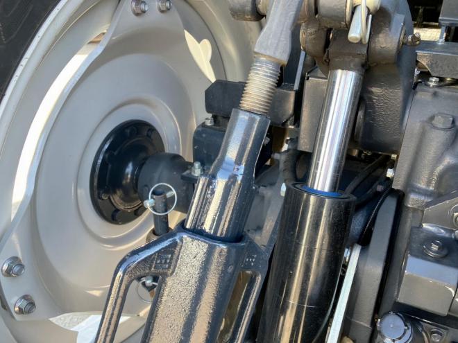 トラクターイセキ　中古　TJV985　フロントローダー付