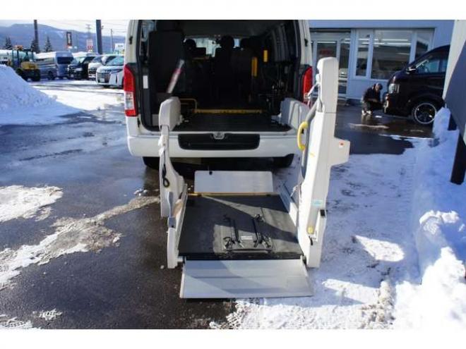 レジアスエース2.7 ウェルキャブ Bタイプ スーパーロング 4WD　ワンオーナー　純正メモリーナビTV　Bカメラ　車いす移動車　車いす2基固定装置付き　9人乗り　リア電動リフト　寒冷地仕様 福祉車両 2700