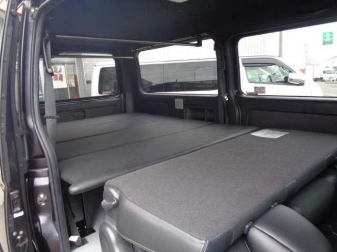 レジアスエース2.8 スーパーGL ダークプライムII ロングボディ ディーゼルターボ 4WD　415COBRA　S-6ボンネット&クリーンルック3Fリップ&ステージ2ルーフスポイラー&バッドラッカーSD-6　17インチAW　ヨコハマPARADA215/60R17　両側パワースライドドア　ETC　社外コンソールBOX　ベットキット 2800