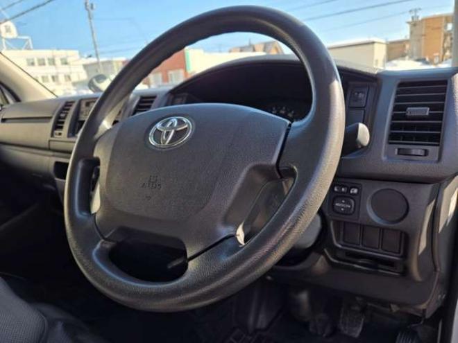 レジアスエース3.0 DX ロングボディ ディーゼルターボ 4WD　寒冷地仕様　リアヒーター　キーレス　マルチユースシートバックコンソール　フロントアンダーミラー　電動格納ミラー　パワーヒート　デイライト　純正オーディオ　FM/AM　AUX　バックカメラ 3000