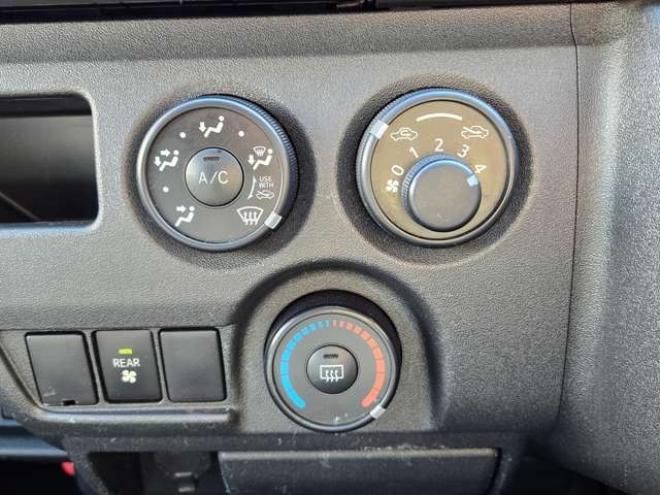 レジアスエース3.0 DX ロングボディ ディーゼルターボ 4WD　寒冷地仕様　リアヒーター　キーレス　マルチユースシートバックコンソール　フロントアンダーミラー　電動格納ミラー　パワーヒート　デイライト　純正オーディオ　FM/AM　AUX　バックカメラ 3000