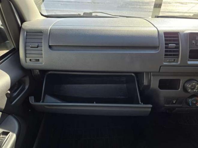 レジアスエース3.0 DX ロングボディ ディーゼルターボ 4WD　寒冷地仕様　リアヒーター　キーレス　マルチユースシートバックコンソール　フロントアンダーミラー　電動格納ミラー　パワーヒート　デイライト　純正オーディオ　FM/AM　AUX　バックカメラ 3000