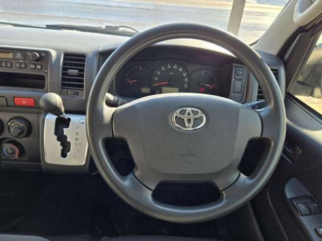 レジアスエース3.0 DX ロングボディ ディーゼルターボ 4WD　寒冷地仕様　リアヒーター　キーレス　マルチユースシートバックコンソール　フロントアンダーミラー　電動格納ミラー　パワーヒート　デイライト　純正オーディオ　FM/AM　AUX　バックカメラ 3000