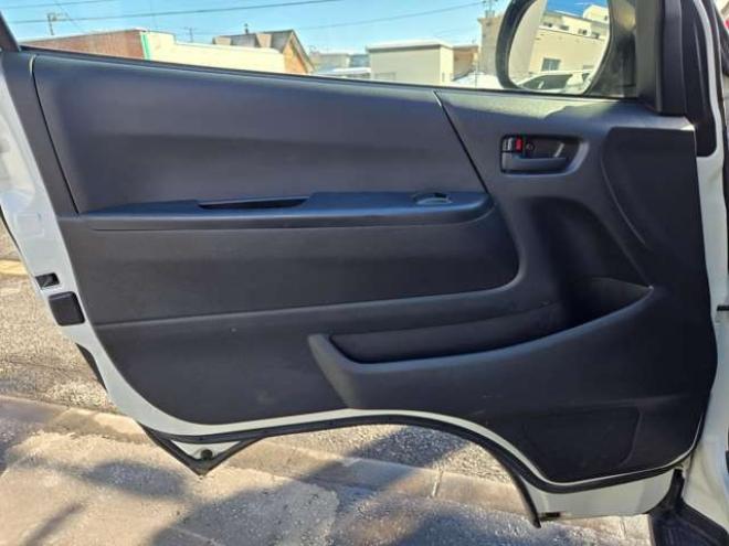 レジアスエース3.0 DX ロングボディ ディーゼルターボ 4WD　寒冷地仕様　リアヒーター　キーレス　マルチユースシートバックコンソール　フロントアンダーミラー　電動格納ミラー　パワーヒート　デイライト　純正オーディオ　FM/AM　AUX　バックカメラ 3000