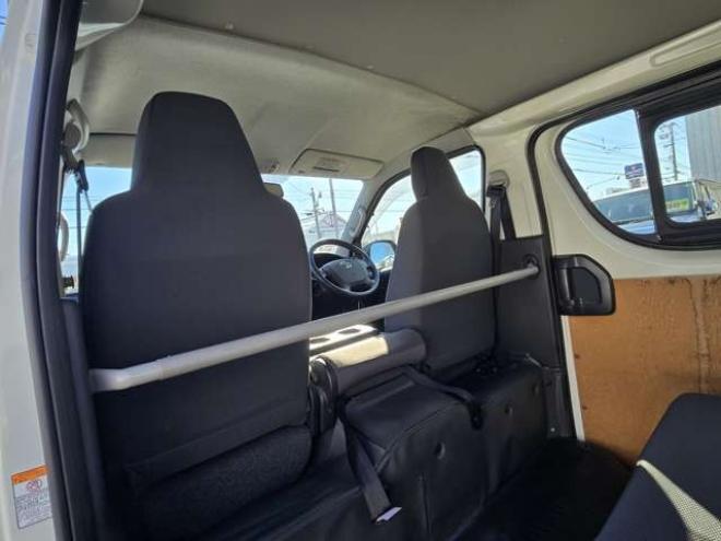 レジアスエース3.0 DX ロングボディ ディーゼルターボ 4WD　寒冷地仕様　リアヒーター　キーレス　マルチユースシートバックコンソール　フロントアンダーミラー　電動格納ミラー　パワーヒート　デイライト　純正オーディオ　FM/AM　AUX　バックカメラ 3000