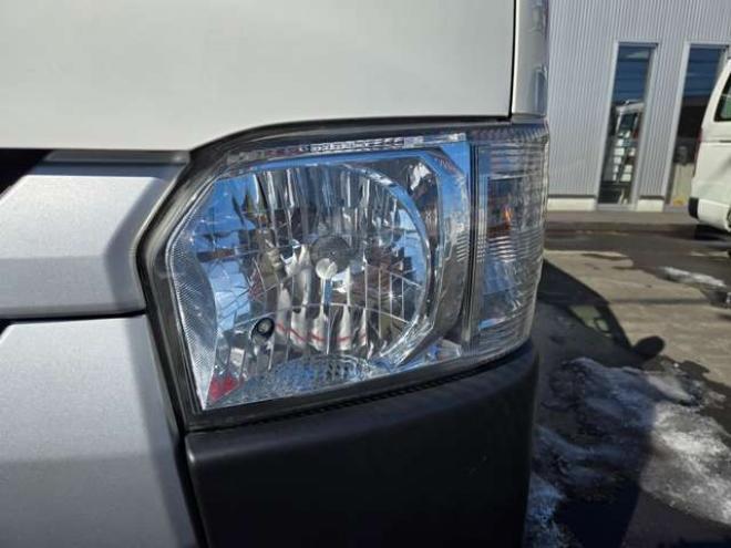 レジアスエース3.0 DX ロングボディ ディーゼルターボ 4WD　寒冷地仕様　リアヒーター　キーレス　マルチユースシートバックコンソール　フロントアンダーミラー　電動格納ミラー　パワーヒート　デイライト　純正オーディオ　FM/AM　AUX　バックカメラ 3000