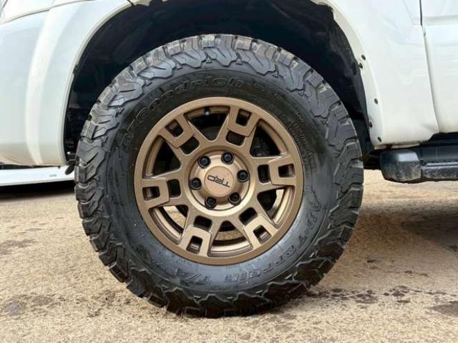 ハイラックスサーフ2.7 SSR-X リミテッド 4WD　TVナビ　パワステ　パワーウィンドウ　キーレスエントリー　LEDヘッドライト　フォグランプ　リフトアップ　アルミホイール　ルーフレール　寒冷地仕様　ABS　バックカメラ　盗難防止装置　エアコン 2700