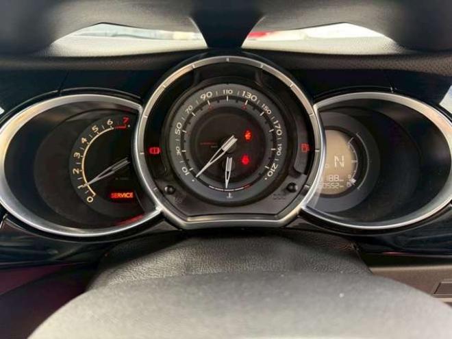 シトロエンDS3 シック　ETC　エアコン・クーラー　パワステ　パワーウィンドウ　キーレス　ABS 運転席エアバッグ　助手席エアバッグ　サイドエアバッグ　横滑り防止装置　社外ナビ　MTモード付 正規輸入車 2WD 1200