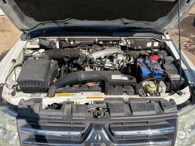 パジェロ3.0 ロング リミテッド エディション 4WD　ワンオーナー　社外ナビ　バックカメラ　純正アルミホイール　エアコン　エンジンスターター　ETC　記録簿　キーレスエントリー　パワステ　パワーウィンドウ　3列シート　エアコン　寒冷地仕様　盗難防止装置 3000