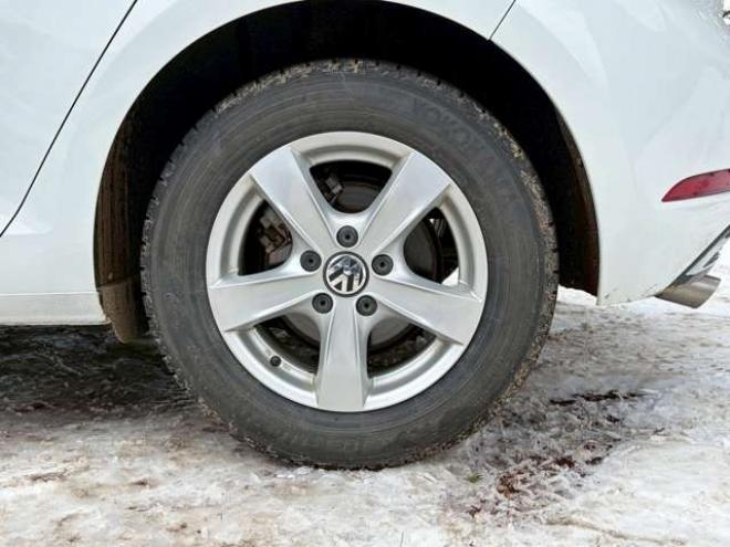 ゴルフTSI コンフォートライン　地デジナビ　バックカメラ　純正アルミホイール　パワステ　パワーウィンドウ　ABS　キーレスエントリー　ETC　クルーズコントロール　横滑り防止装置　エアコン　盗難防止装置　CD　アイドリングストップ 正規輸入車 2WD 1200