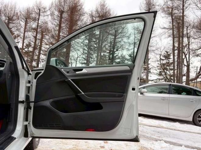 ゴルフTSI コンフォートライン　地デジナビ　バックカメラ　純正アルミホイール　パワステ　パワーウィンドウ　ABS　キーレスエントリー　ETC　クルーズコントロール　横滑り防止装置　エアコン　盗難防止装置　CD　アイドリングストップ 正規輸入車 2WD 1200