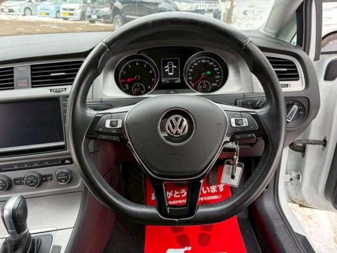 ゴルフTSI コンフォートライン　地デジナビ　バックカメラ　純正アルミホイール　パワステ　パワーウィンドウ　ABS　キーレスエントリー　ETC　クルーズコントロール　横滑り防止装置　エアコン　盗難防止装置　CD　アイドリングストップ 正規輸入車 2WD 1200