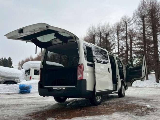 キャラバンNV350 2.5 プレミアムGX ロングボディ ディーゼルターボ 4WD　エンジンスターター　社外11インチナビ　バックカメラ　ETC　ワンオーナー　左側電動スライドドア　社外アルミ　パワーウィンドウ　パワステ　後席モニター　ABS　キーレスエントリー　衝突被害軽減ブレーキ 2500