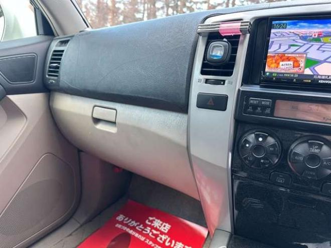 ハイラックスサーフ2.7 SSR-G 4WD　禁煙車　パワステ　パワーウィンドウ　ETC　社外ナビ　バックカメラ　キーレスエントリー　リフトアップ　エンジンスターター　寒冷地仕様　ABS　エアコン　盗難防止装置　社外アルミホイール 2700