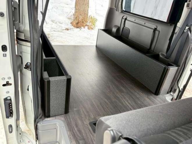 キャラバンNV350 2.5 プレミアムGX ロングボディ ディーゼルターボ 4WD　ベッドキット　カーテン　フロントスポイラー　グリルカバー　ルーフスポイラー　リアヒーター　社外ナビ　左側電動スライドドア　社外アルミホイール　ETC　バックカメラ　パワステ　パワーウィンドウ　キーレス 2500