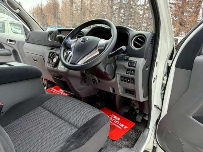 キャラバンNV350 2.5 プレミアムGX ロングボディ ディーゼルターボ 4WD　ベッドキット　カーテン　フロントスポイラー　グリルカバー　ルーフスポイラー　リアヒーター　社外ナビ　左側電動スライドドア　社外アルミホイール　ETC　バックカメラ　パワステ　パワーウィンドウ　キーレス 2500